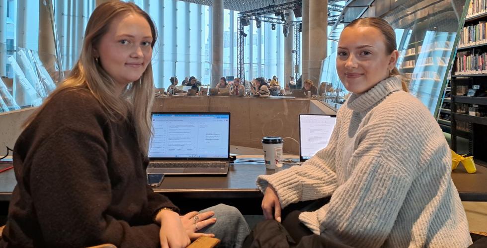 To studenter på Deichman Bjørvika