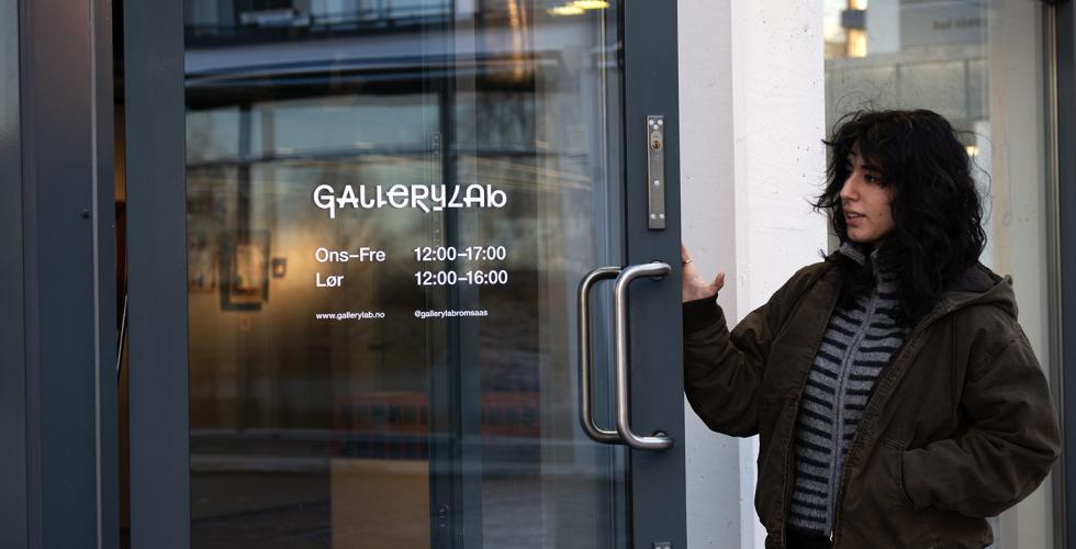Diana Ahemedi åpner døren for å gå inn til GalleryLab.