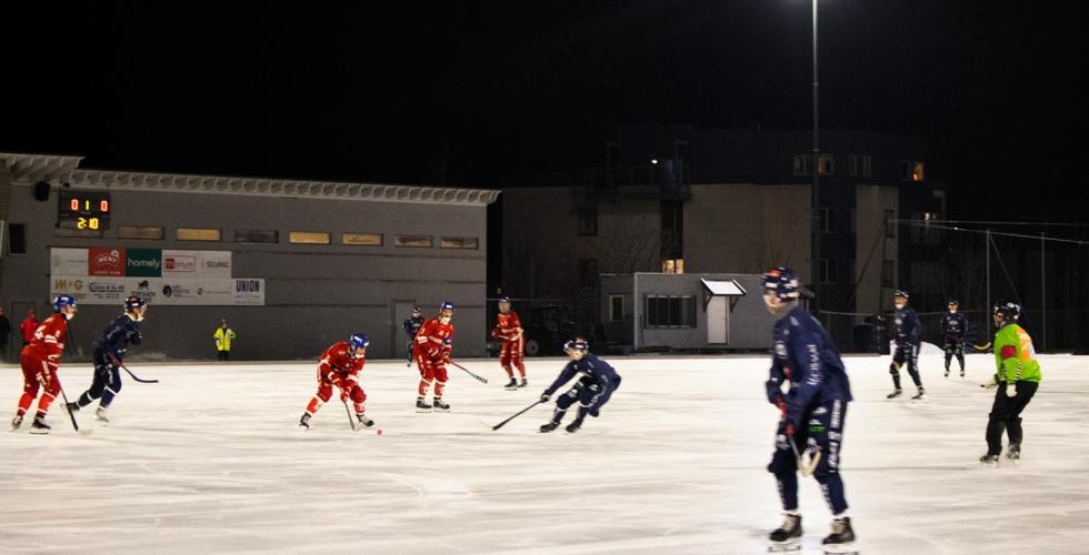 Flere spillere kjemper om ballen