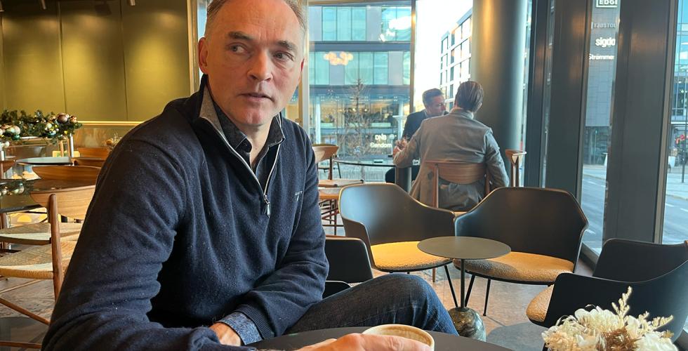 Fredrik Eckhoff sitter på en kafé og ser intenst ut i lufta