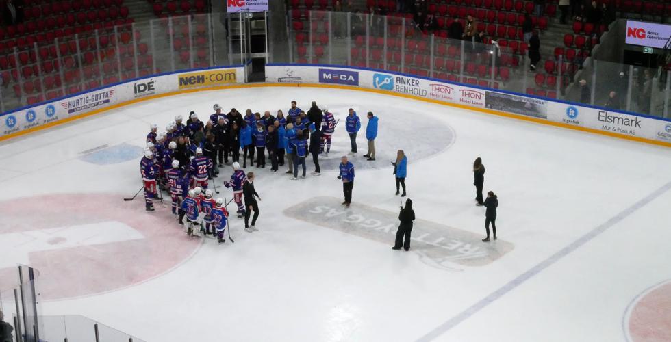 Her hedres de som jobber frivillig etter kampen mellom Vålerenga-Sparta. 