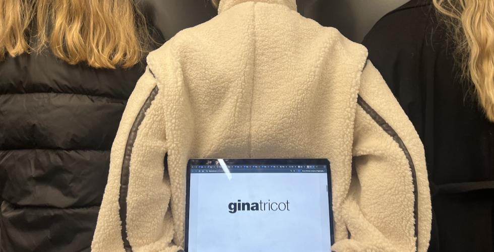 Tre jenter som holder en PC med Gina Tricot