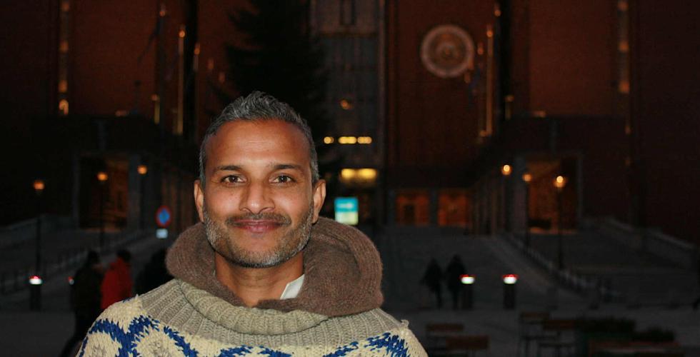 Sahayathasan Kaithampillai foran Oslo rådhus.