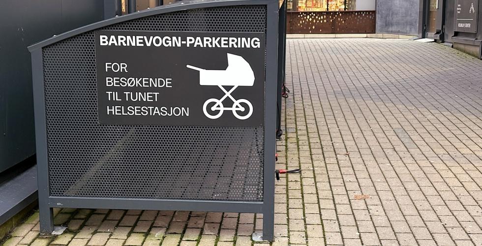 Parkering for barnevogner utenfor Søndre Nordstrand helsestasjon.