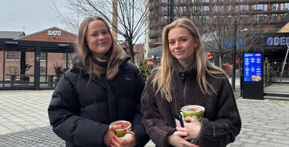 Amalie Davik og Amalie Stormo Fenny utenfor BI Nydalen