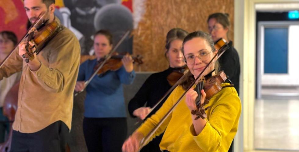 dame som spiller fiolin 