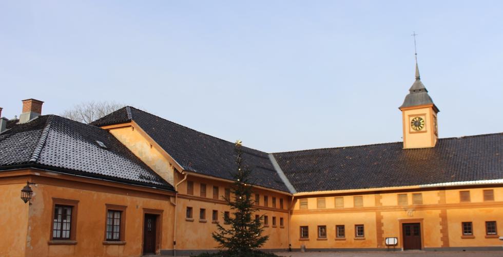 et opplyst juletre på bogstad gård