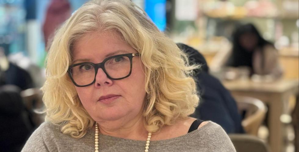 seriøs dame ser mot kamera