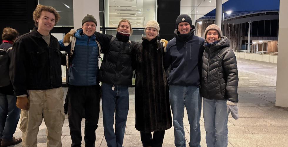 Her ser vi Ungdomer som koser seg etter å ha tatt et morgenbad. 