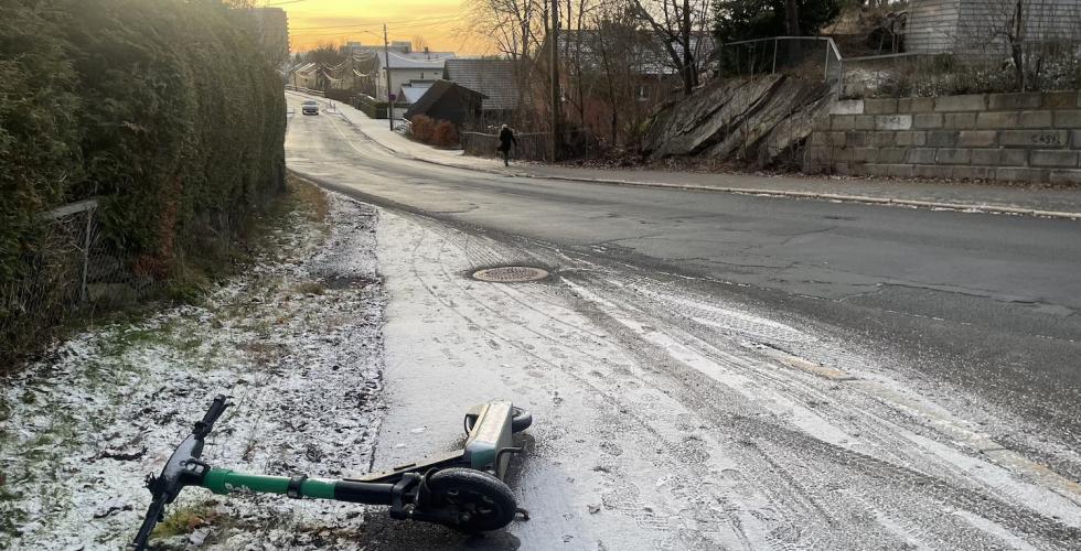 En veltet elsparkesykkel ligger på fortauet på Ammerud