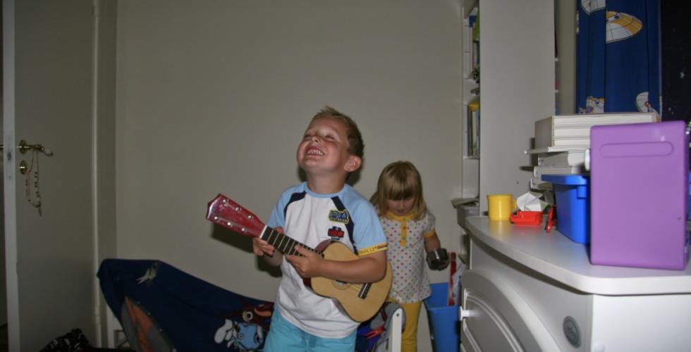 Et barn som leker og synger. 