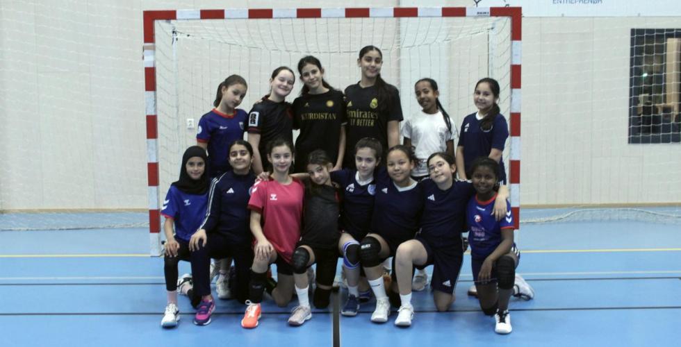 Håndballaget foran målet