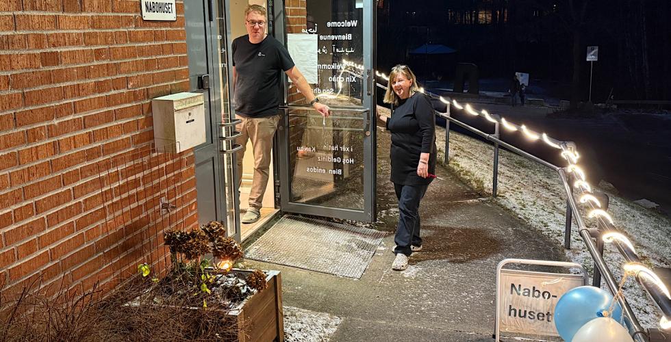 Inger og Magnus som står utenfor Nabohuset på kvelden før gjestene kommer