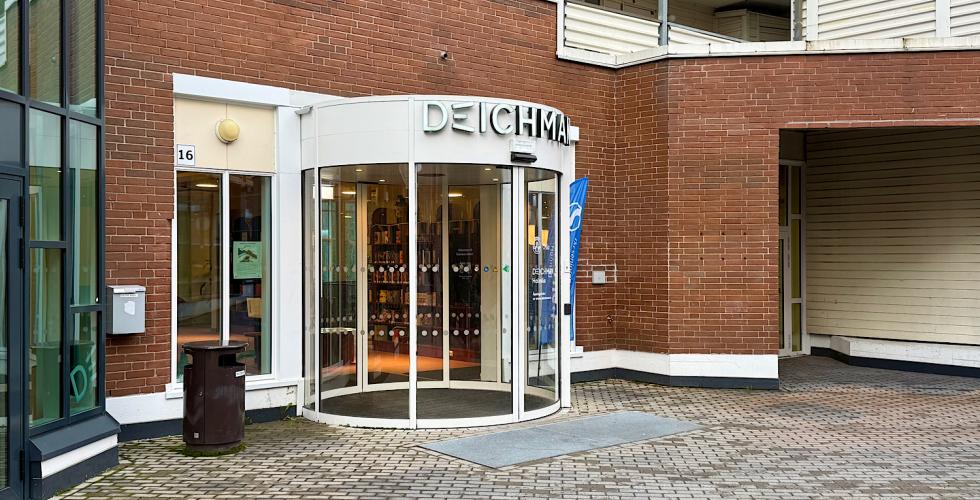 Utenfor inngangen til Deichman bibliotek på Holmlia 