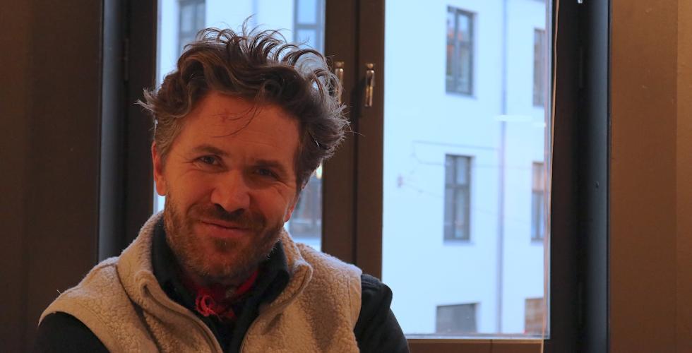 Jo Egil Tobiassen sitter på kontoret.
