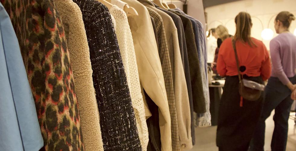 Klesstativ med klær på markedet