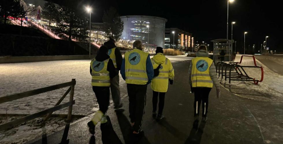 Natteravner med gule refleksvester som går i mørket
