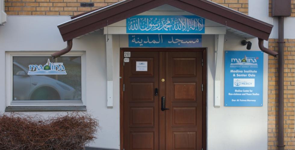 Inngangspartiet til moskeen Madina Institute på Grorud