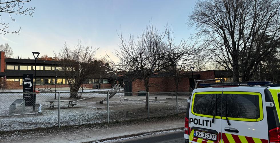 Bilde av en politibil foran Rødtvet barnehage