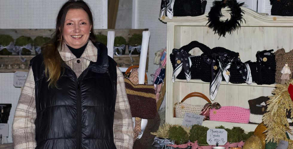 Therese Lunde står foran julemarkedet i garasjen sin