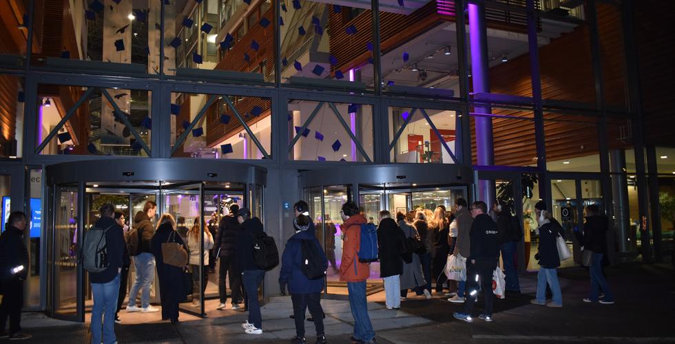 Studenter på BI får endelig slippe inn på campus når skolen åpnet 07:30 mandag morgen. 