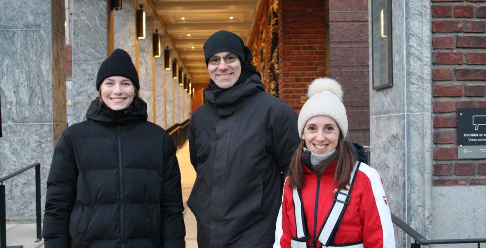 3 foreldra fra aksjonsgruppe foran rådhuset