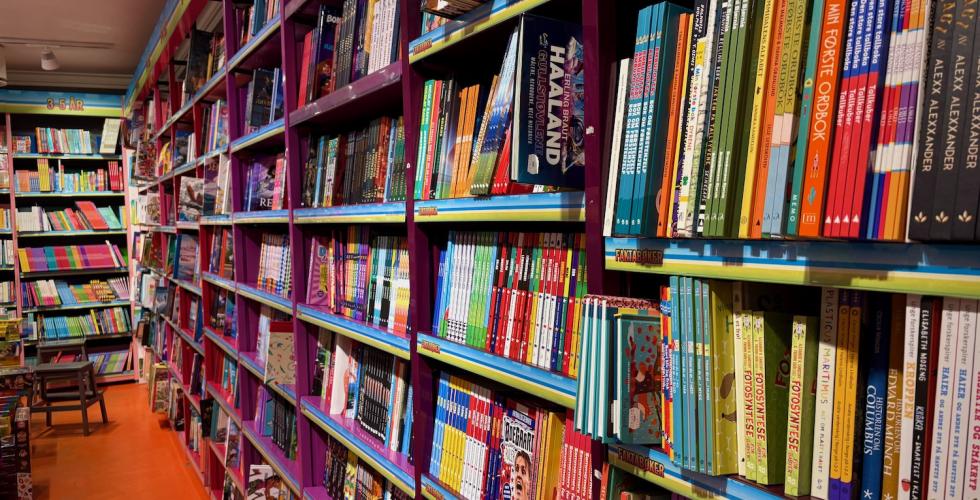 Rader med fulle bokhyller inne på Ark