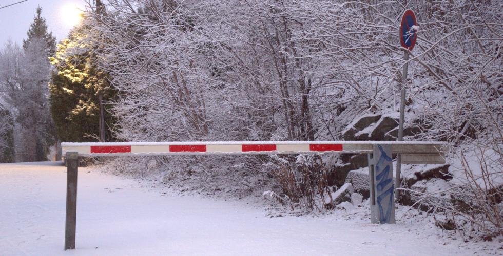 Bom i krysset mellom Griniveien og Røatoppen