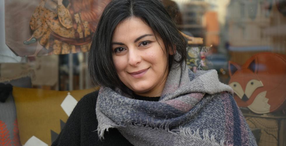 Portrett av butikklederen Feryal Khaki Sahneh. 