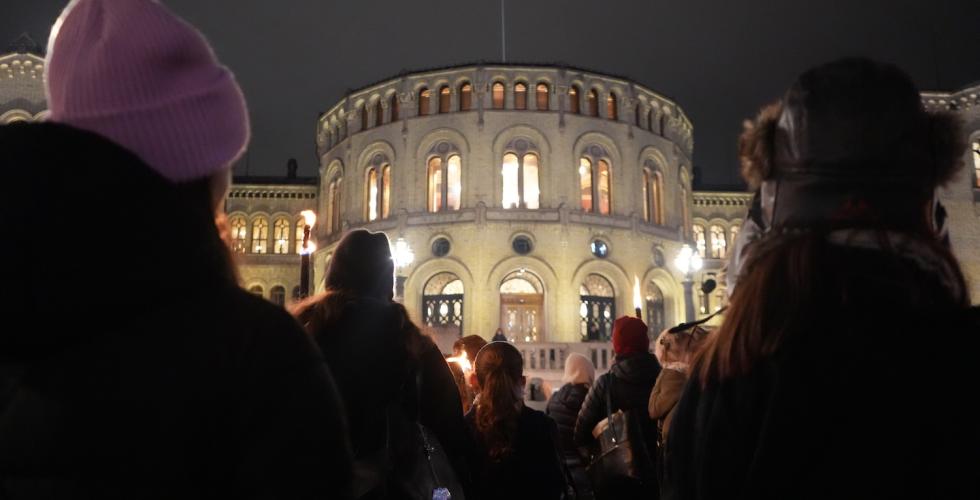 Titals av mennesker samlet ved Stortinget 
