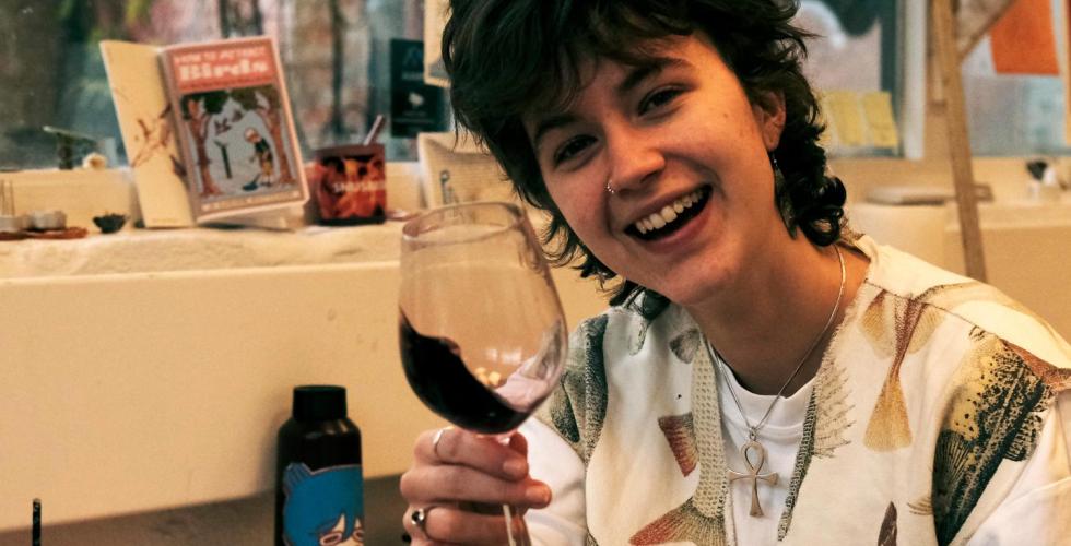 Elouise smiler med et glass vin