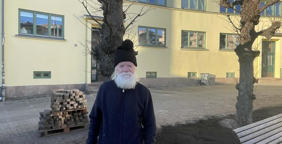 Jan Hugo Eriksen (66) foran noen av de nye trærne på Martinus Lørdahls plass