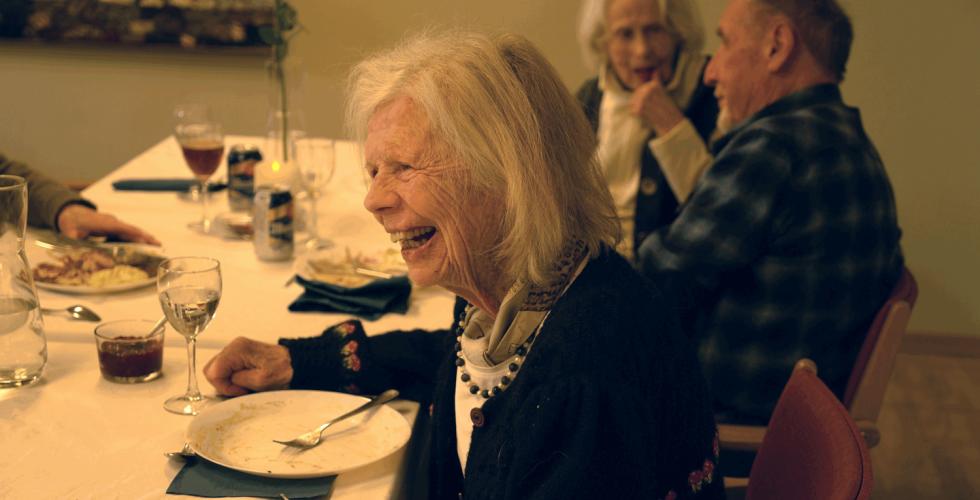 Smilende gjest under fredagsmiddagen