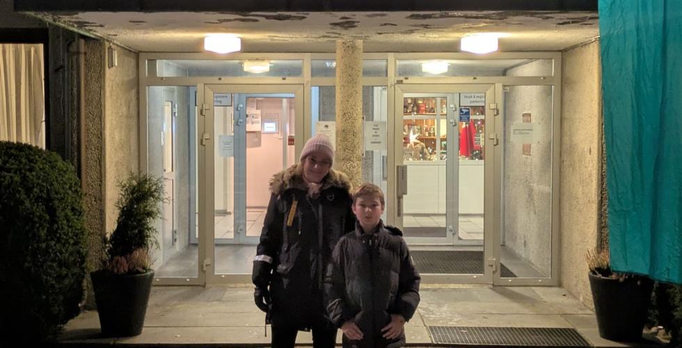 Marthine og sønnen Lukas står utenfor Grorud Samfunnshus