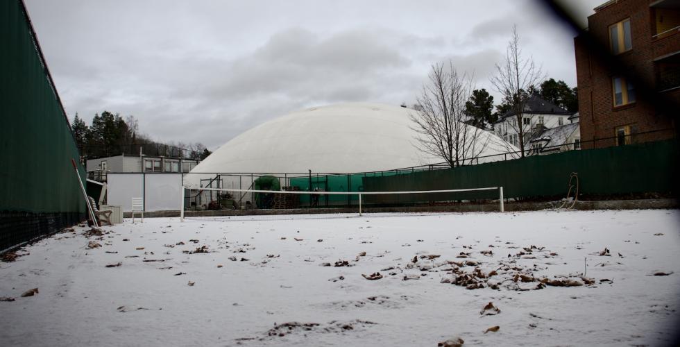Tennisbane dekket i snø.