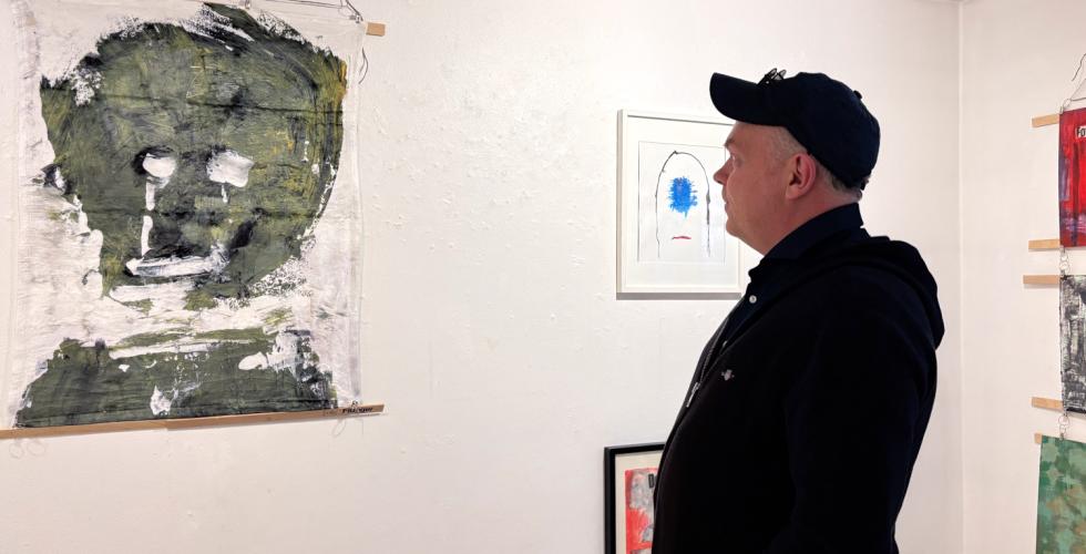John Erik Larsen ser på eget maleri