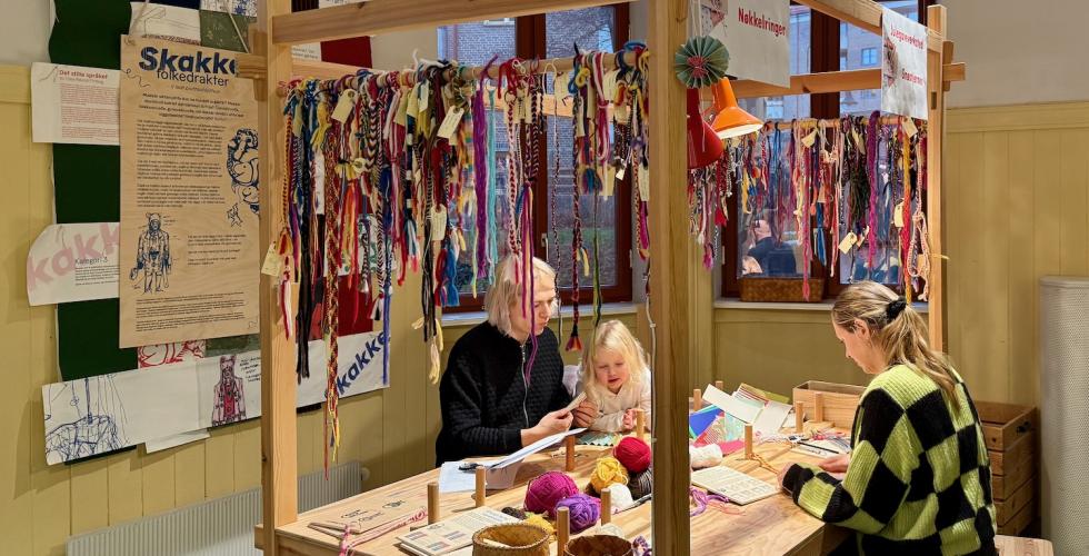 Stasjon på juleverkstedet hvor det flettes nøkkelringer