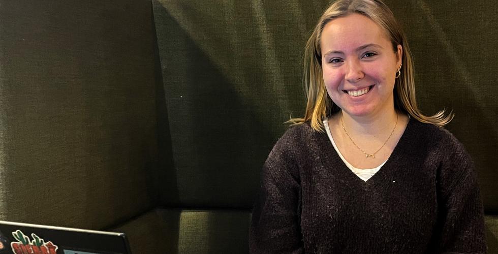 Ei student som smiler til kamera