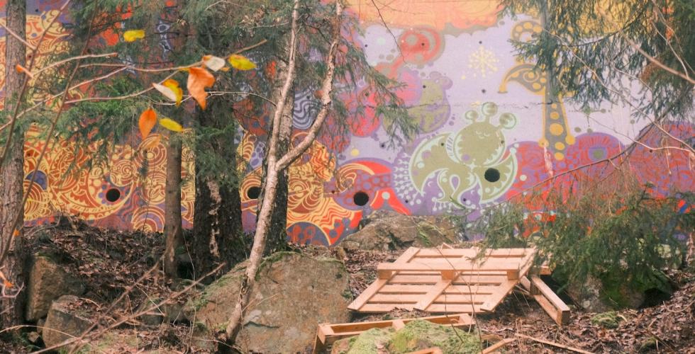 Veggmaleri med trær foran seg