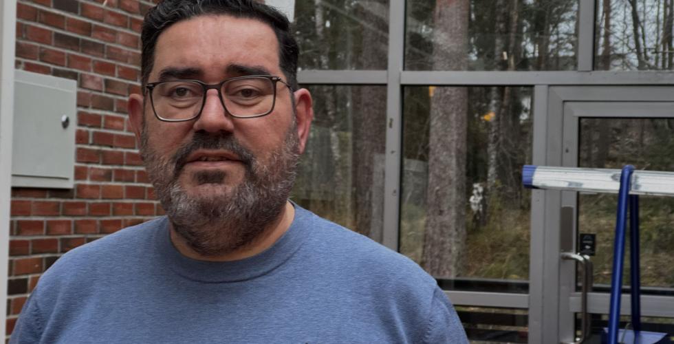 klubbleder står foran vinduer og airhockey