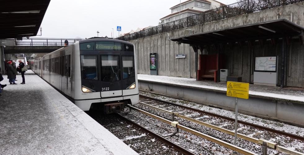 Bane 2 Ellingsrudåsen kjører inn på Hovseter T-banestasjon
