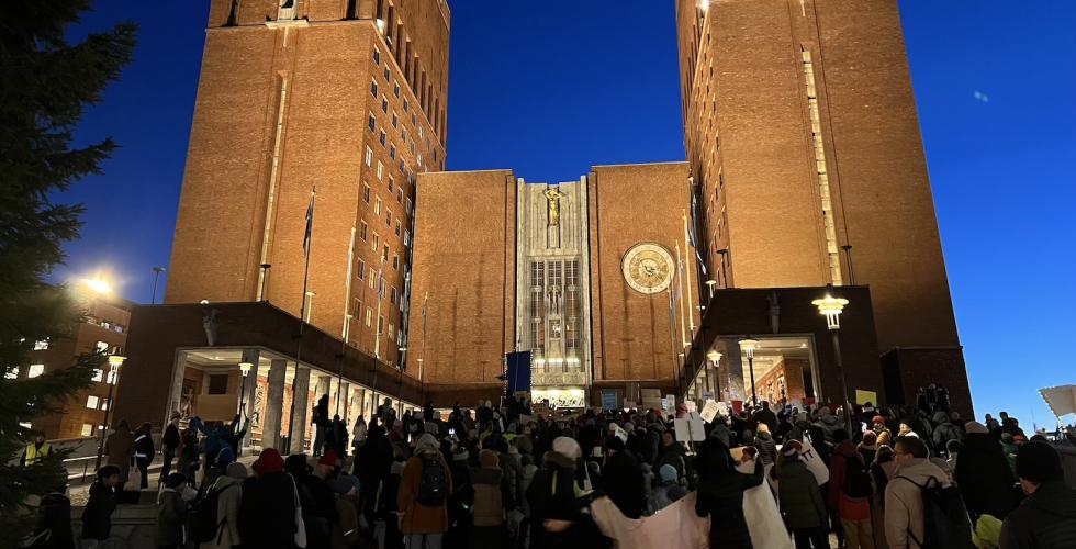 Aksjonsgrupper demonstrerer utenfor rådhuset