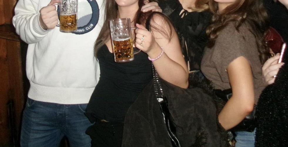 Unge studenter som drikker &oslash;l