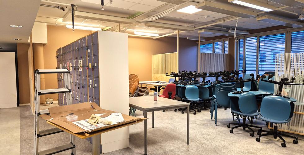 Oppussing av et fellesomr&aring;de i P48. Masse stoler samlet i et hj&oslash;rne.