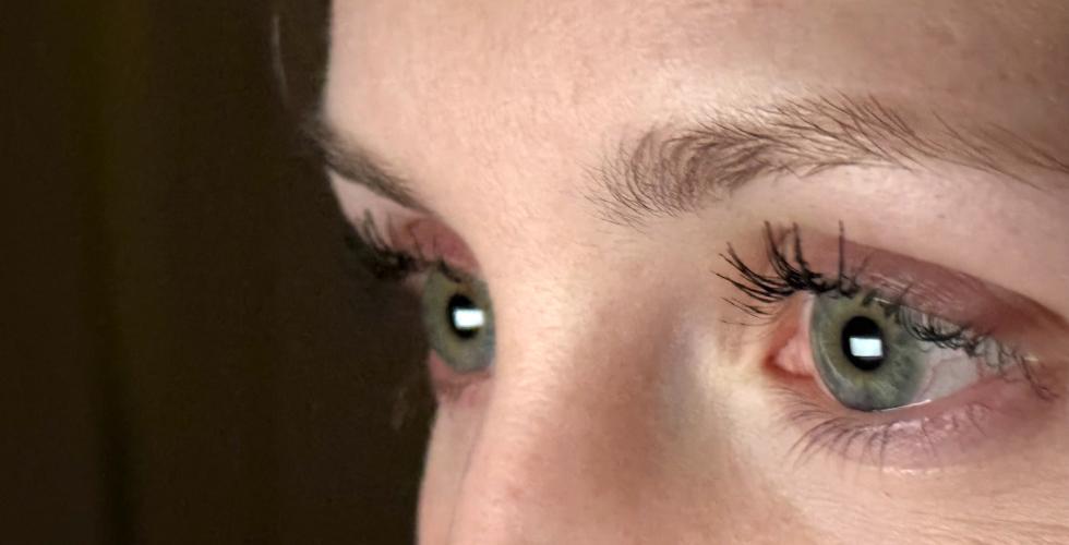 Illustrasjonsbilde av &oslash;yne som ser p&aring; en skjerm. 