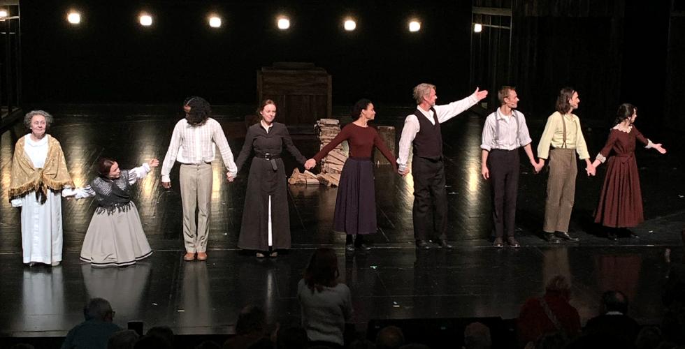 Skuespillerne takker av etter forestilling. 