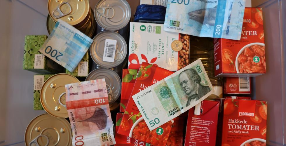 Matvarer og pengesedler ligger str&oslash;dd i en plastboks.