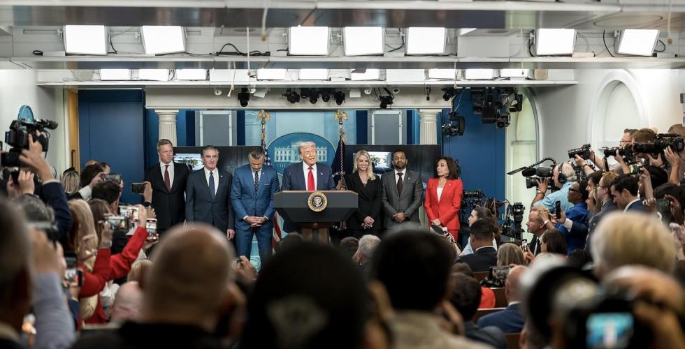 Pressekonferanse i Det hvite hus med medlemmer av Trump-regjeringen. 