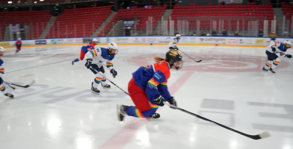 V&aring;lerengas spiller sk&oslash;yter etter en puck