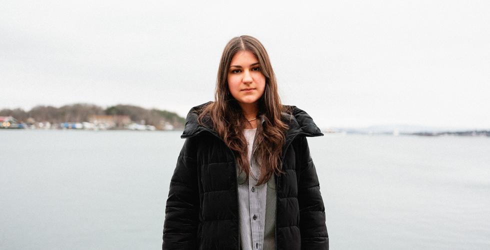 Jente som st&aring;r foran oslofjorden